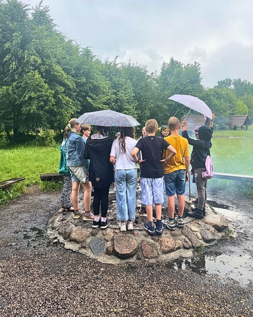 Zajęcia edukacyjne i ognisko podczas wycieczki szkolnej w Kampinoskim Parku Narodowym