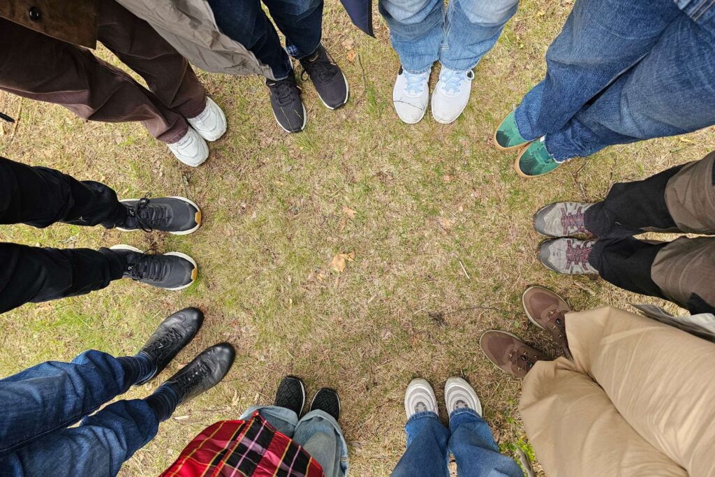 Kąpiel leśna i grupowa praktyka uważności – element warsztatów regulacji układu nerwowego.