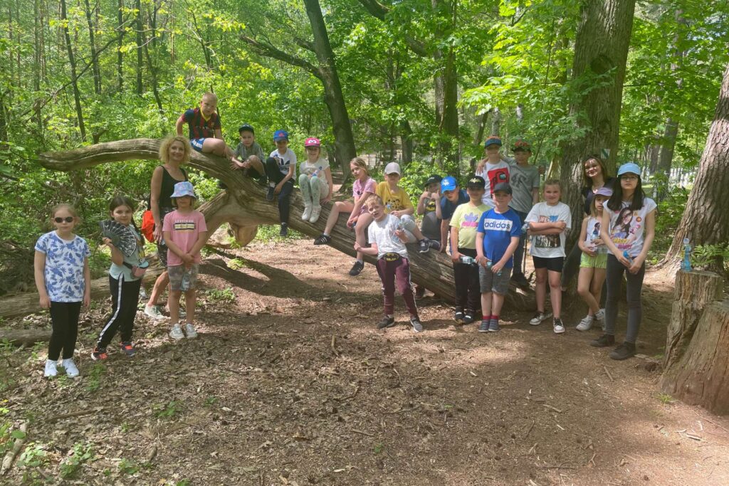 Dzieci podczas edukacyjnej wycieczki w Kampinoskim Parku Narodowym