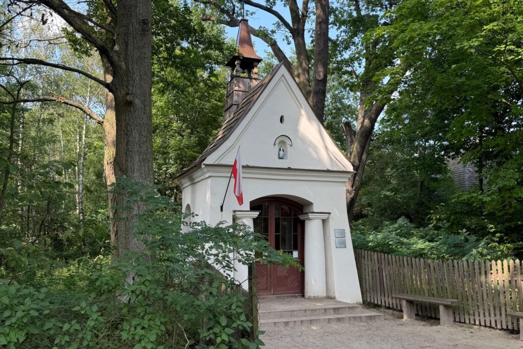 Kapliczka Leśników w Granicy – zabytkowa kapliczka z lat 20. XX wieku w Kampinoskim Parku Narodowym