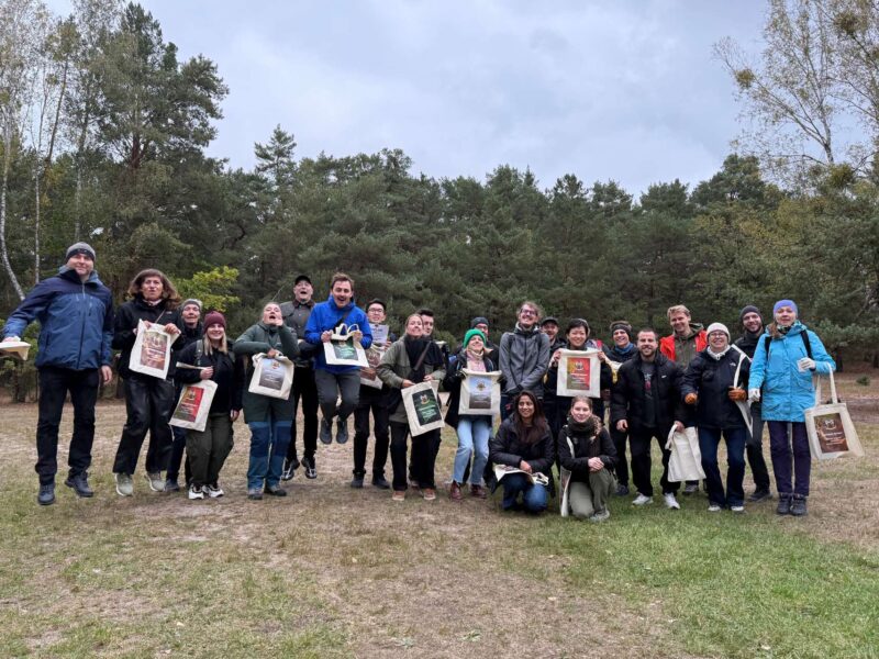Integracja firmowa w Kampinosie – grupa uczestników podczas wydarzenia