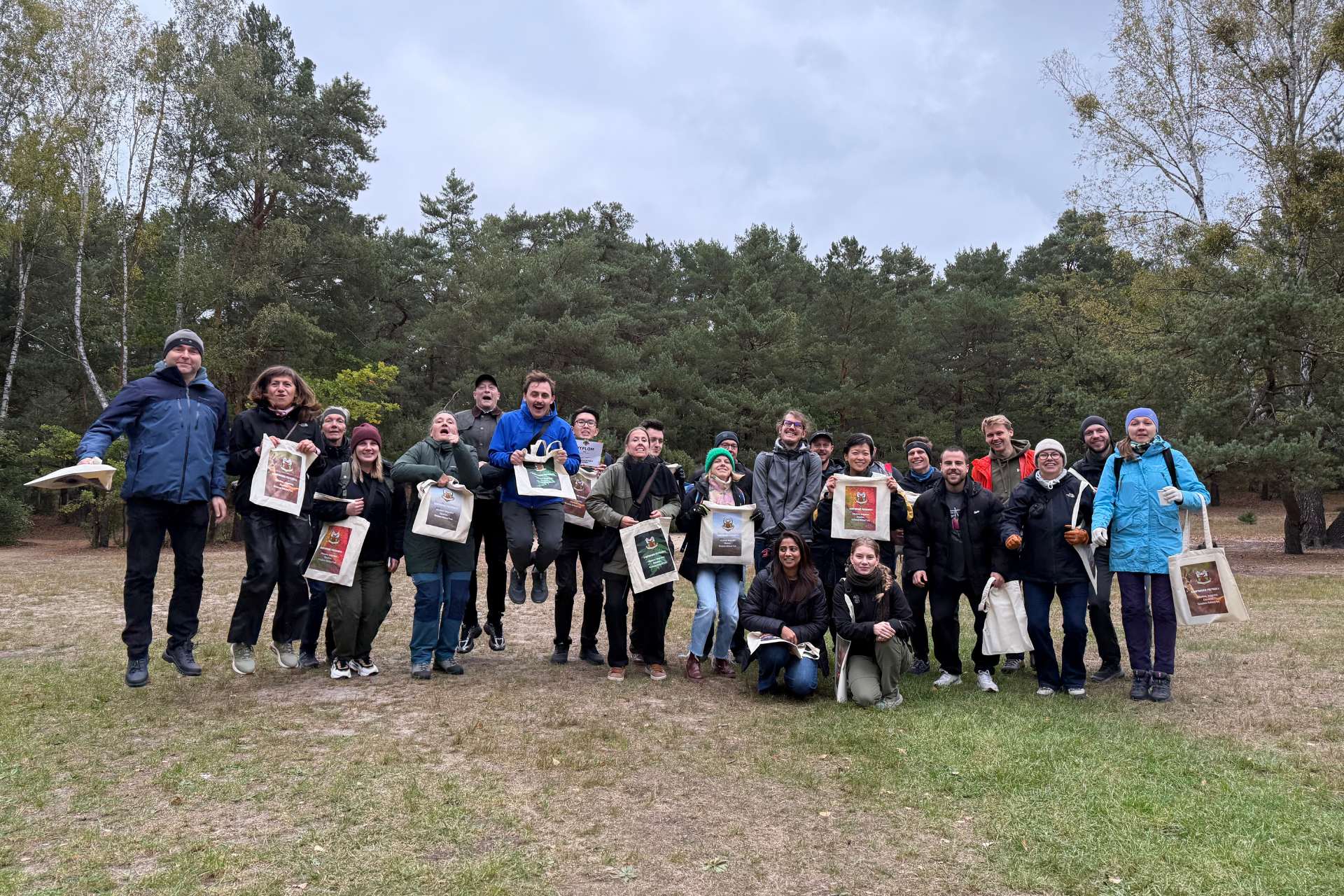 Integracja firmowa w Kampinosie – grupa uczestników podczas wydarzenia