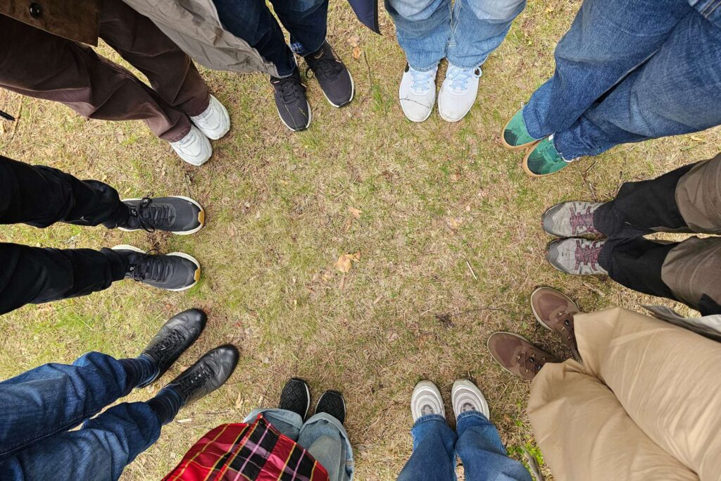 Kąpiele leśne Warszawa – uczestnicy stoją w kręgu podczas sesji w lesie