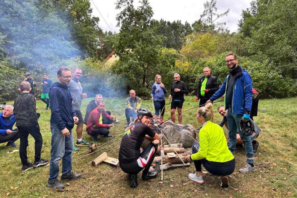Ognisko podczas integracji firmowej w Kampinosie