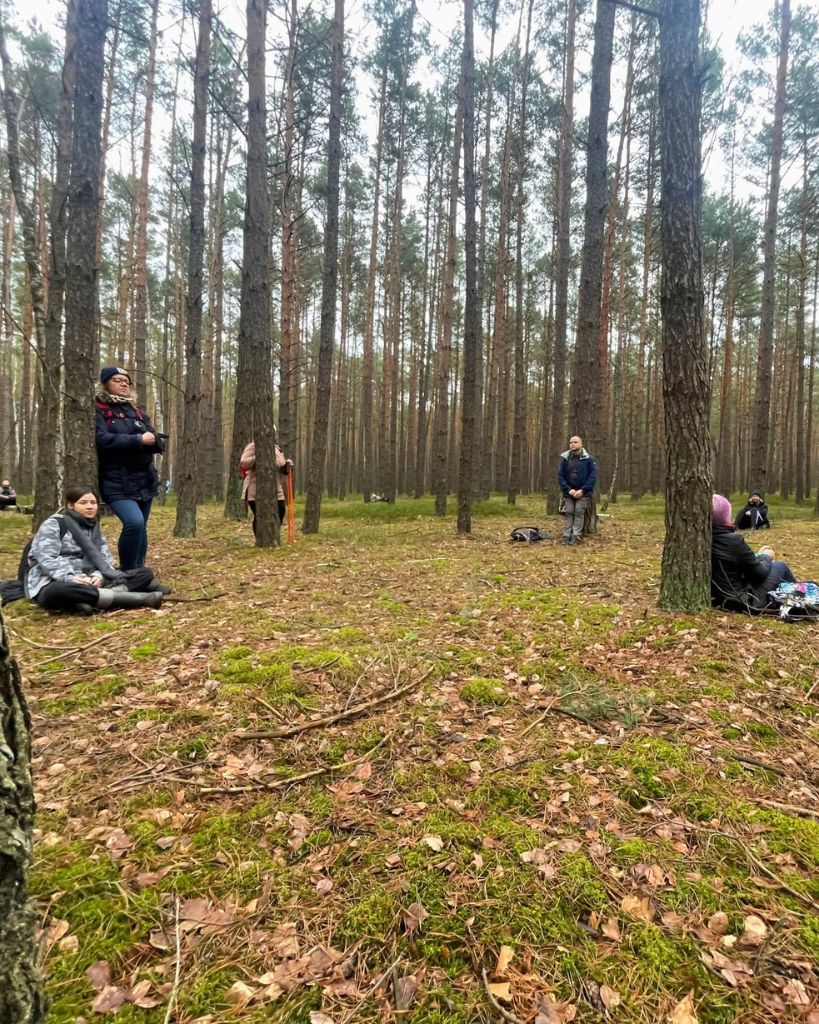 Uczestnicy podczas kąpieli leśnej Shinrin-yoku w Kampinoskim Parku Narodowym – regeneracja i uważność w naturze