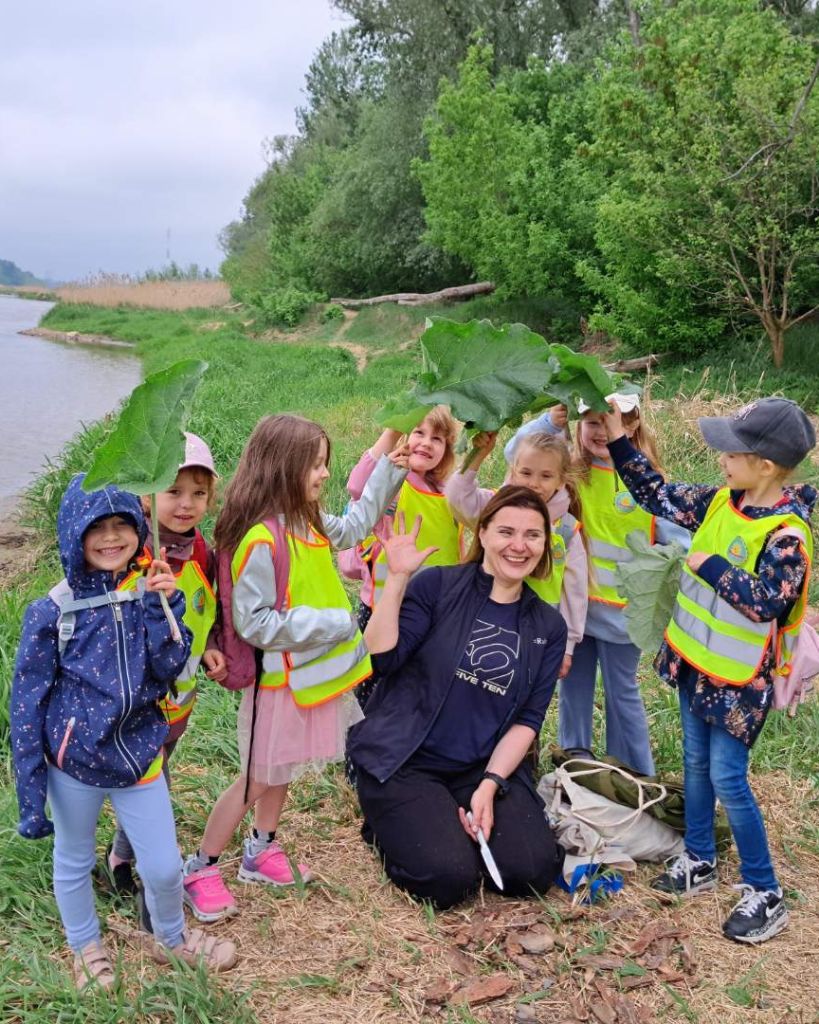 Magdalena Włoszycka podczas zajęć przyrodniczych dla dzieci nad Wisłą