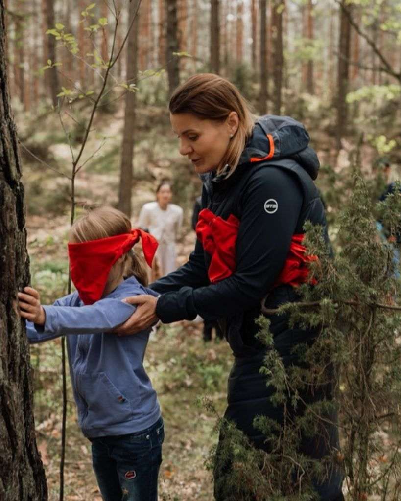 Magdalena Włoszycka podczas zajęć edukacyjnych dla dzieci w lesie