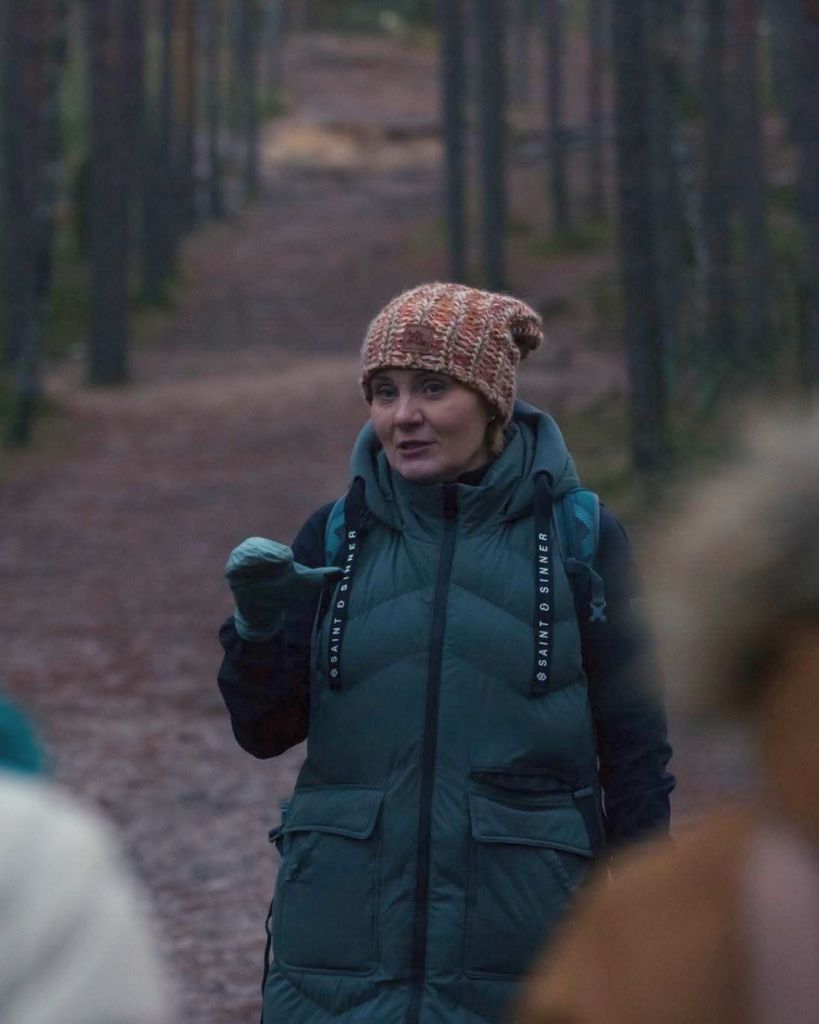 Przewodnik Magdalena Włoszycka podczas zimowej wycieczki firmowej po Kampinoskim Parku Narodowym