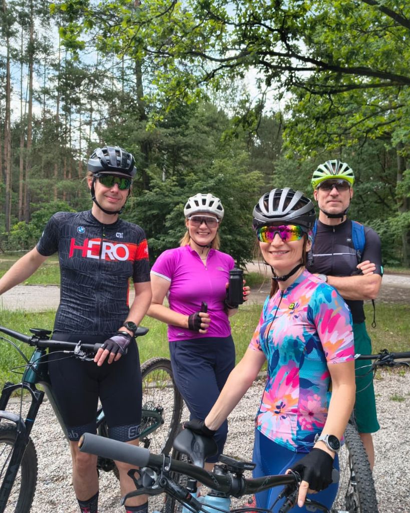 Przewodnik rowerowy prowadzący rajd rowerowy po Kampinoskim Parku Narodowym