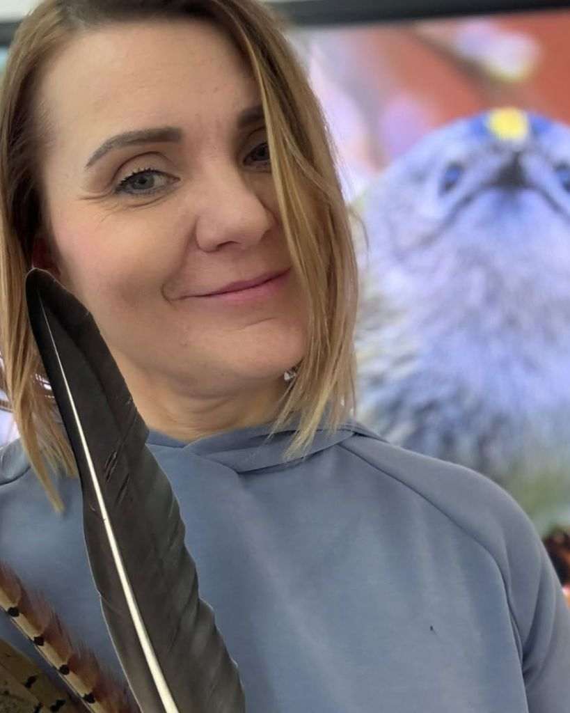 Magdalena Włoszycka prowadzi warsztaty o ptakach dla uczniów