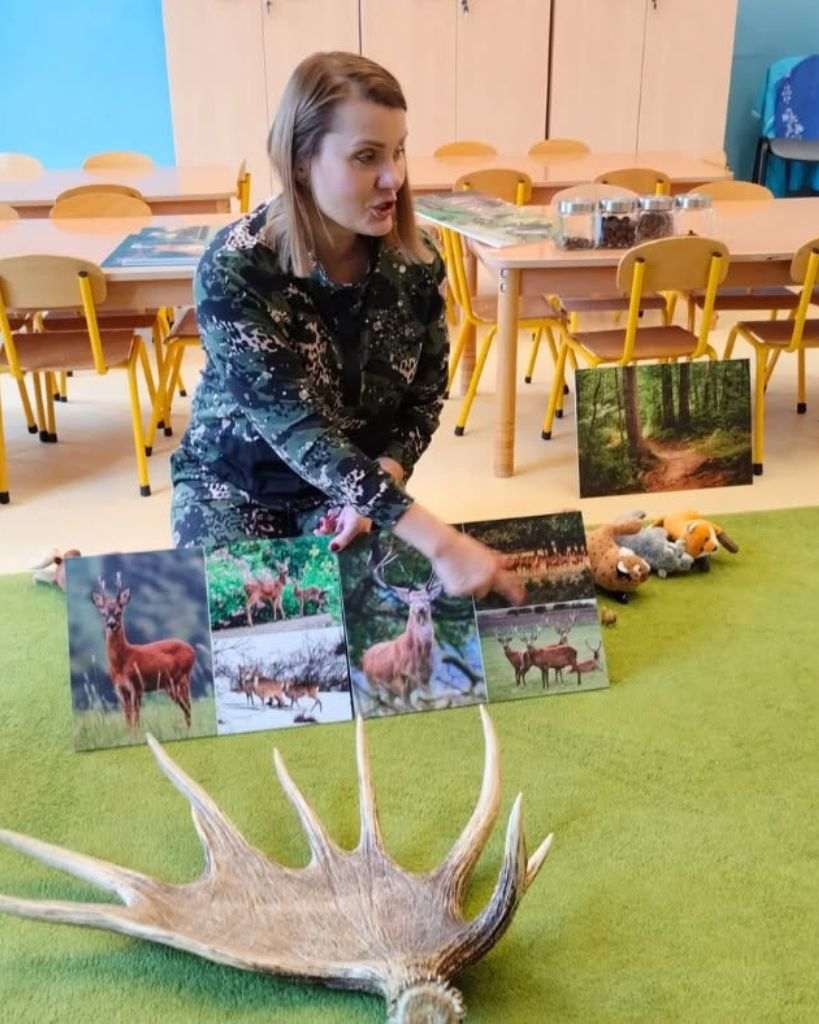 Magdalena Włoszycka prowadzi warsztaty o zwierzętach leśnych w przedszkolu