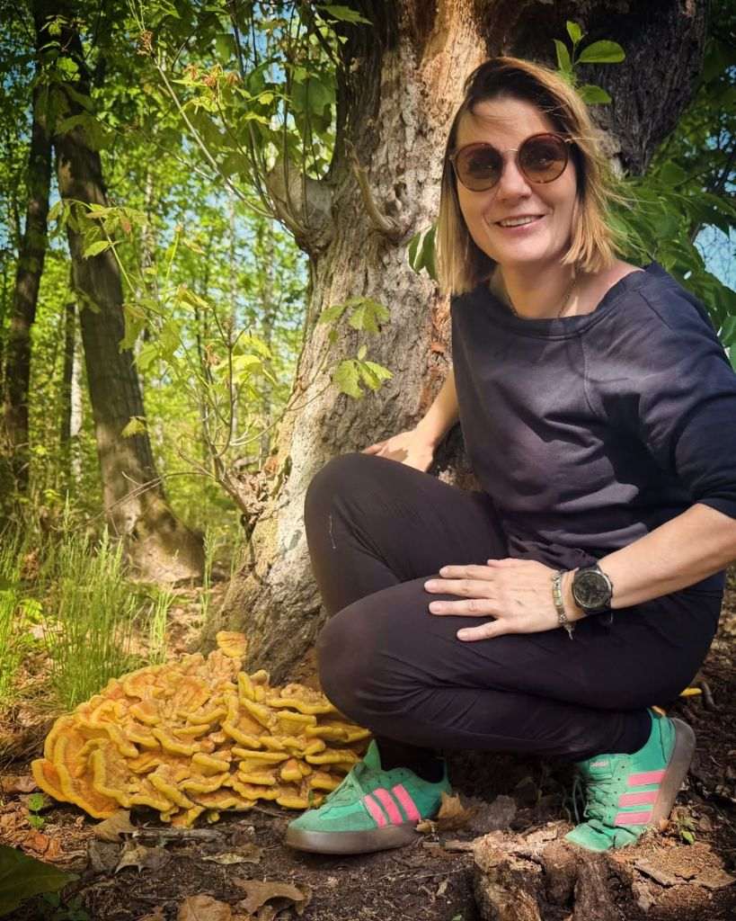 Magdalena Włoszycka z żółciakiem siarkowym w Kampinoskim Parku Narodowym