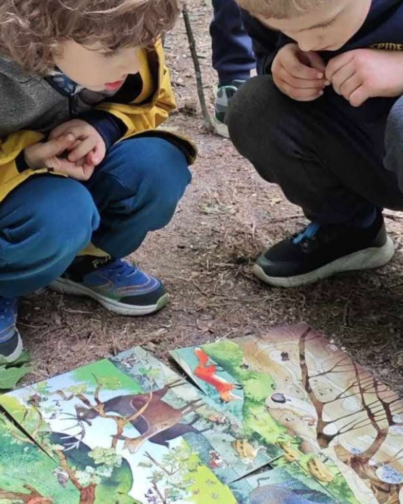 Dzieci i młodzież podczas wycieczki w Kampinoskim Parku Narodowym