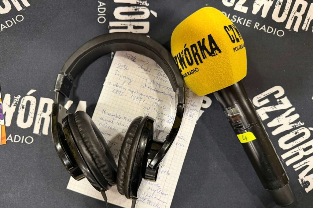 Mikrofon, słuchawki i notatki przygotowane do audycji Polskiego Radia